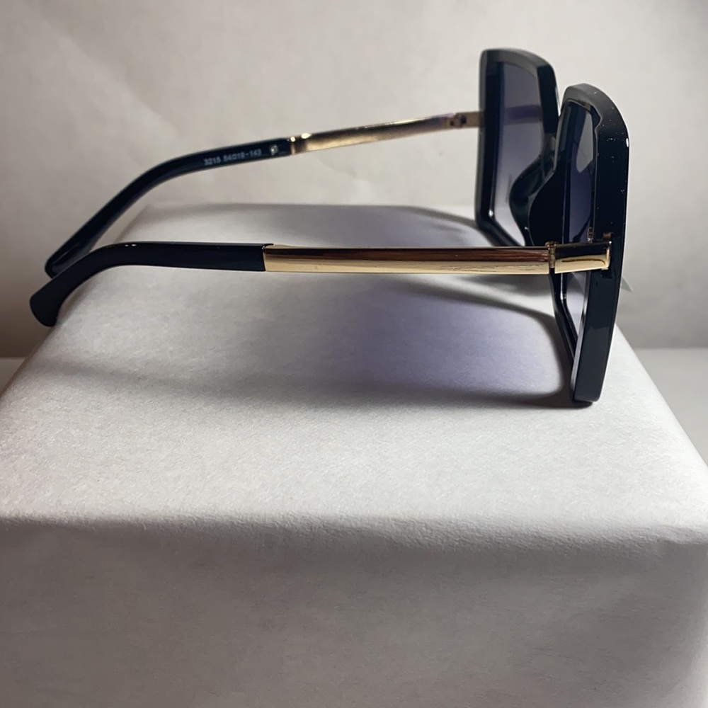 Fashionable Oversized Black Sunglasses - Picture 4 of 4